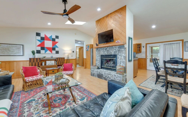 photo 4 of Pet-friendly Waynesville Retreat w/ Hot Tub!