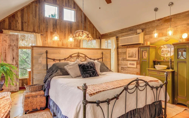 photo 5 of Pet-friendly Wimberley Cabin w/ Fire Pit & Hot Tub