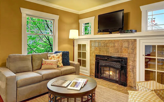 photo 2 of Phinneywood Bungalow - Two Bedroom Home with Fireplace