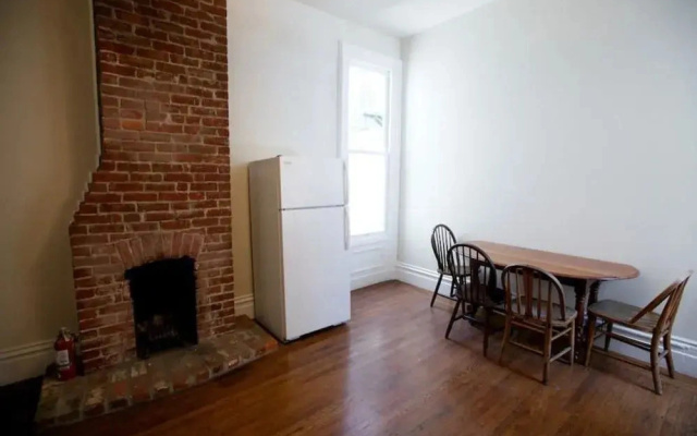 photo 2 of Pierce Place Lower - 1 BR - CBV 7924