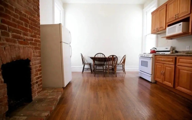 photo 3 of Pierce Place Lower - 1 BR - CBV 7924
