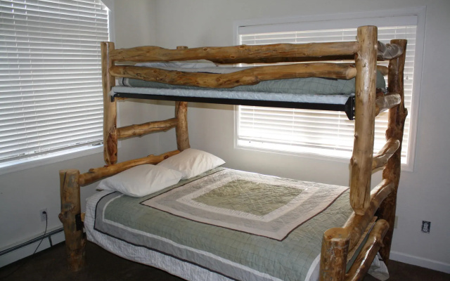 photo 4 of Pinecreek I - 4 BR By Peak Property