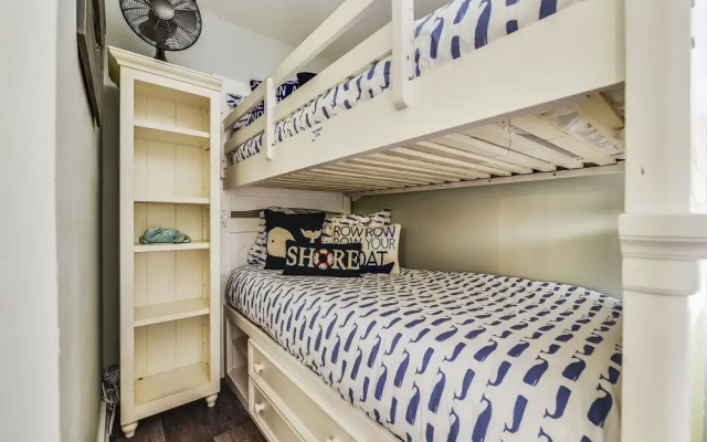 photo 3 of Pinnacle Port by Book That Condo