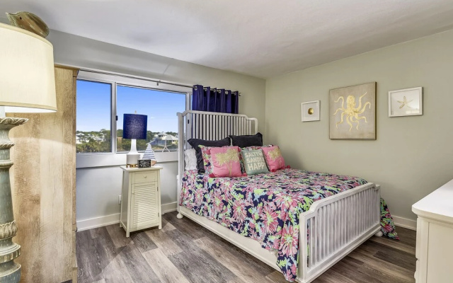 photo 4 of Pinnacle Port by Book That Condo