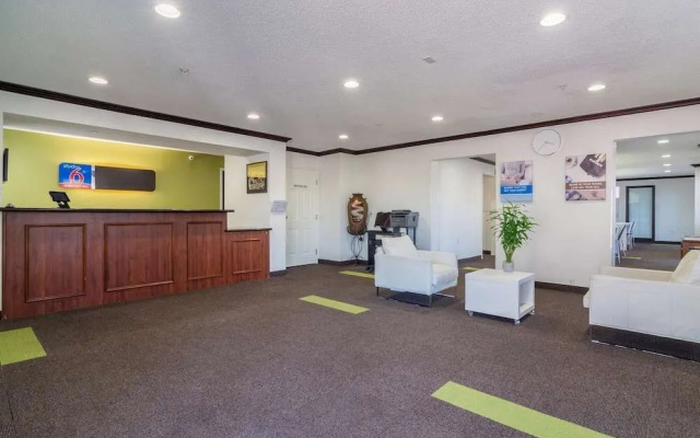 photo 2 of Plano Inn & Suites
