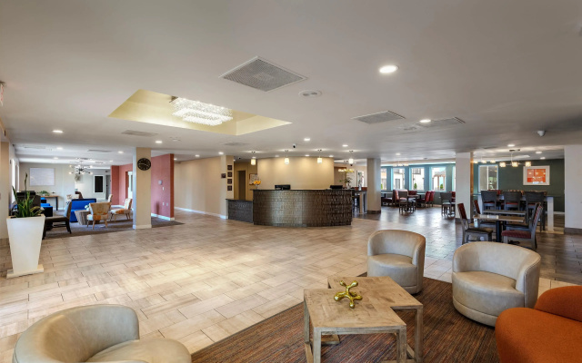 photo 2 of Orangewood Inn & Suites Kansas City Airport