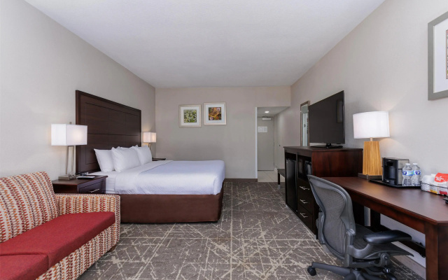 photo 4 of Orangewood Inn & Suites Kansas City Airport