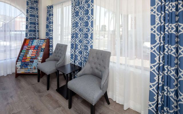 photo 2 of Travelodge by Wyndham Harbor City