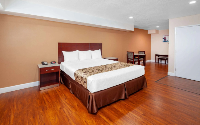 photo 3 of Travelodge by Wyndham Harbor City