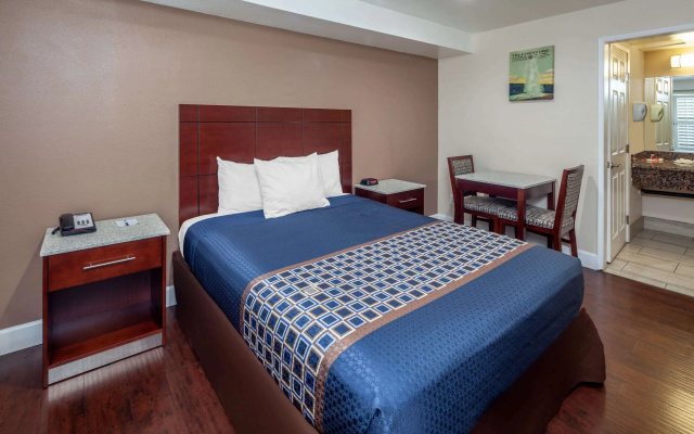 photo 4 of Travelodge by Wyndham Harbor City