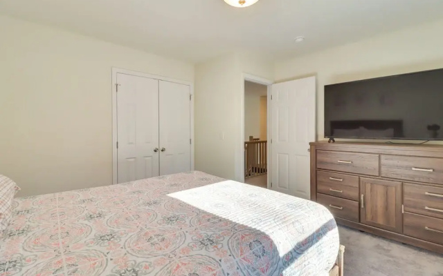 photo 5 of 3 Mi to Kalahari: Pocono Summit Home w/ Pool Table