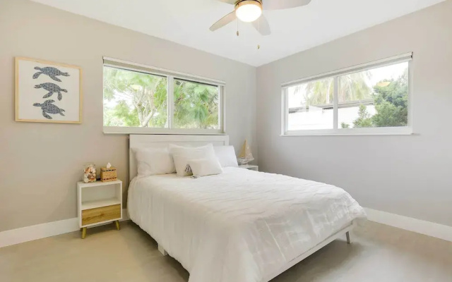 photo 2 of Pompano Beach Home w/ Patio & Pool: 1 Mi to Ocean!