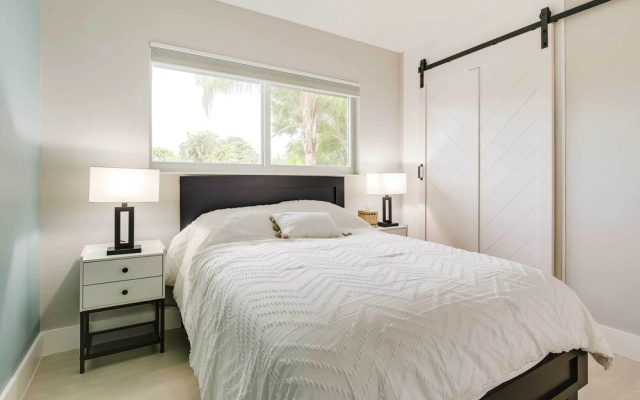 photo 4 of Pompano Beach Home w/ Patio & Pool: 1 Mi to Ocean!