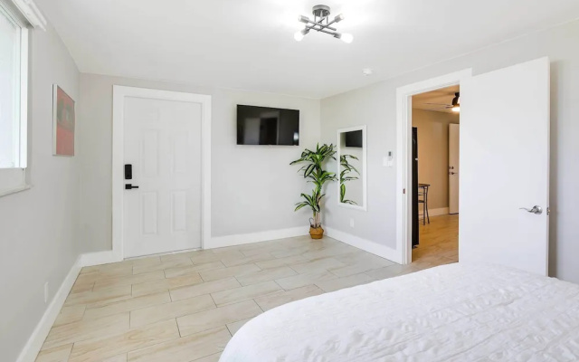 photo 5 of Pompano Beach Home w/ Patio & Pool: 1 Mi to Ocean!