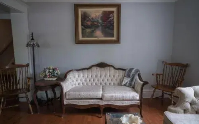 photo 2 of Poppy Sister Inn