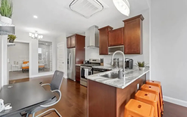 photo 2 of Posh Uptown Apartment Tremendous Views