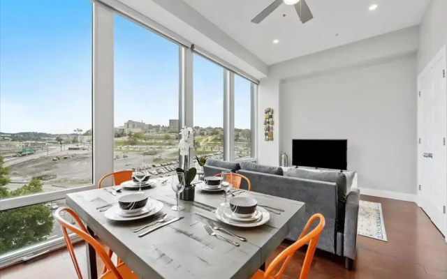 photo 3 of Posh Uptown Apartment Tremendous Views