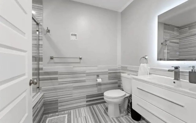 photo 5 of Posh Uptown Apartment Tremendous Views