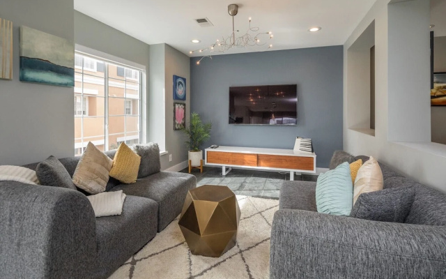 photo 2 of Posh Waterfront - 3 Br Condo