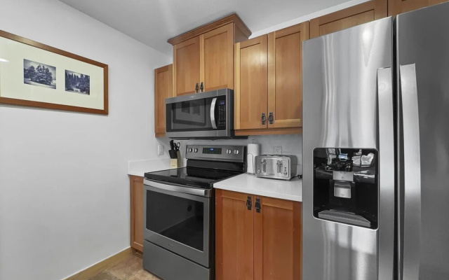 photo 3 of Inviting and Spacious Condo In The Heart of Center Village - PP416 by Redawning