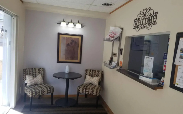 photo 2 of Price Pointe Inn