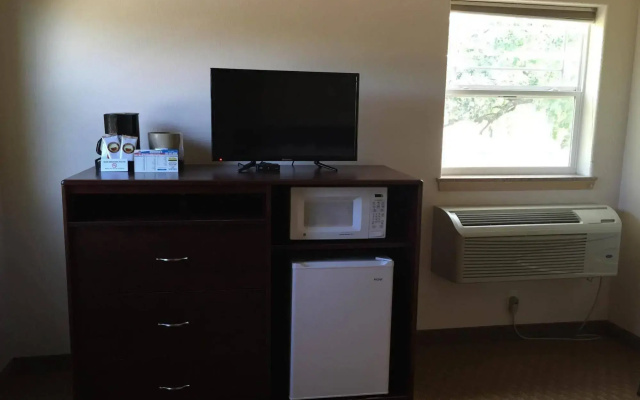 photo 4 of Price Pointe Inn