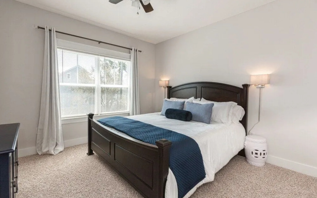 photo 3 of Prime Locale - 3 Br Home