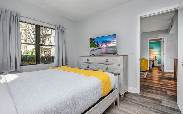 photo 4 of Pristine and Posh 2bd/2ba Condo With Private Balcony - #6en165