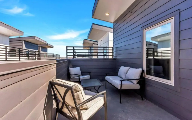 photo 2 of Private Rooftop Patio + 4 Story Home in Downtown FW