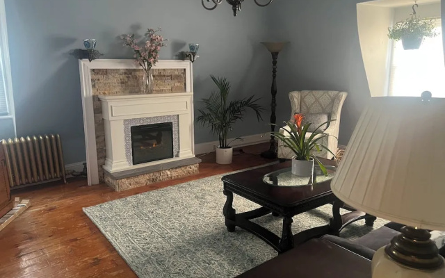 photo 5 of 2Br Private Victorian Apartment in City Location on Half Acre Sleeps 5