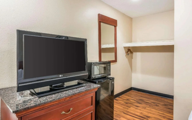 photo 5 of Rodeway Inn & Suites