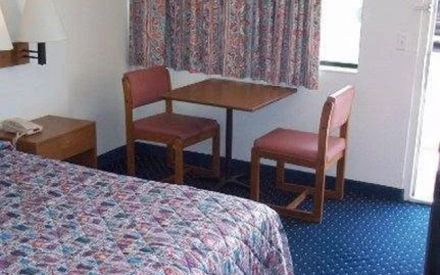 photo 4 of Quad City Inn