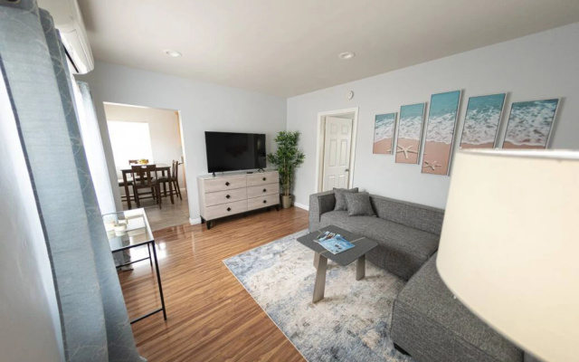 photo 2 of QUAINT 1-BEDROOM BUNGALOW HOME IN GLENDALE  (p5)