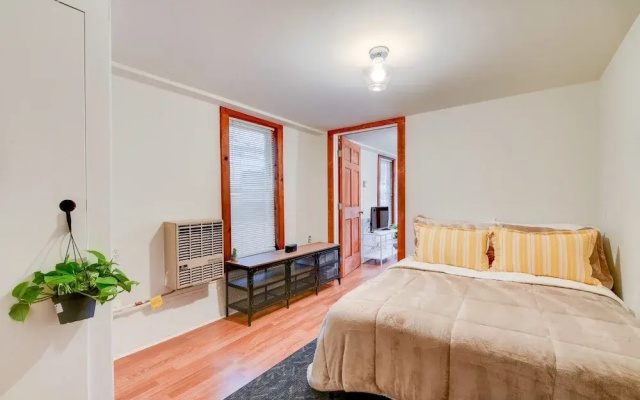 photo 2 of Quaint And Charming 2br Apt In Central Oakland 2 Bedroom Apts by Redawning