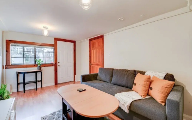 photo 3 of Quaint And Charming 2br Apt In Central Oakland 2 Bedroom Apts by Redawning