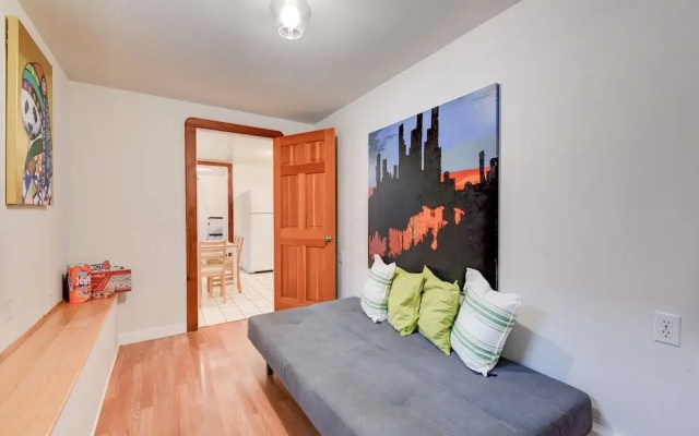 photo 4 of Quaint And Charming 2br Apt In Central Oakland 2 Bedroom Apts by Redawning