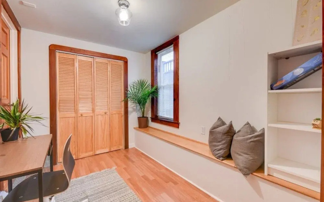 photo 5 of Quaint And Charming 2br Apt In Central Oakland 2 Bedroom Apts by Redawning