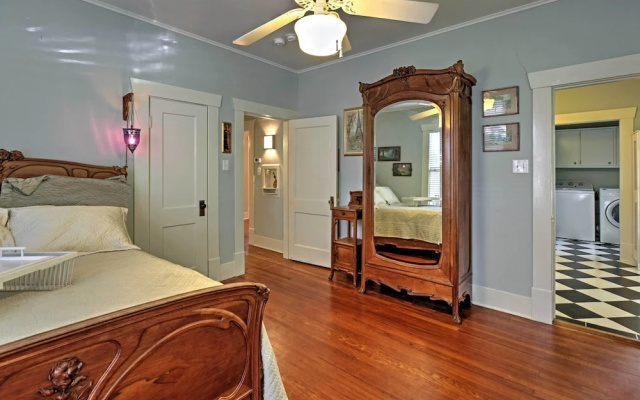 photo 2 of Houston Montrose Home: Walk to Bars & Restaurants!