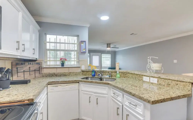 photo 4 of Quaint Houston Townhome ~ 5 Mi to NRG Stadium!