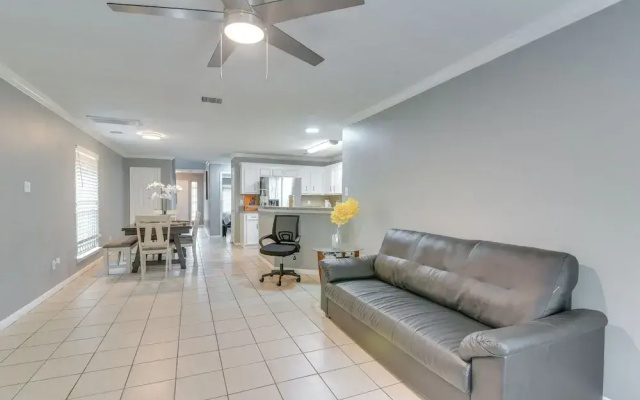 photo 5 of Quaint Houston Townhome ~ 5 Mi to NRG Stadium!