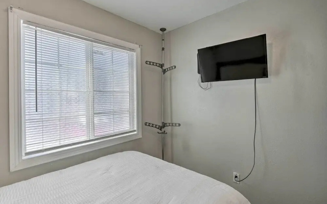 photo 4 of Long Beach Apt ~ 9 Mi to Shoreline Village & Beach