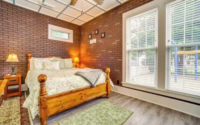photo 4 of Quaint Mt Vernon Cottage Near Historic Dtwn!