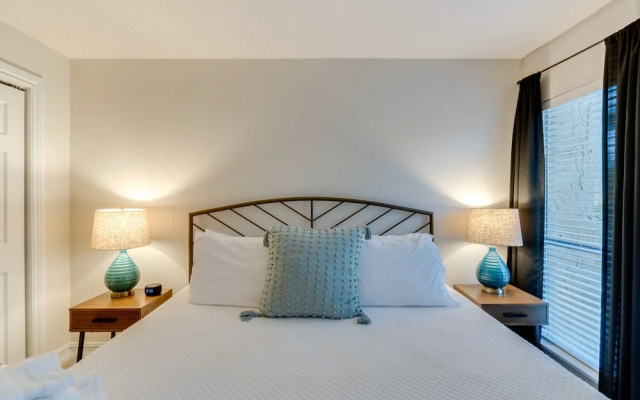 photo 2 of Quaint Sarasota Condo: 4 Mi to Siesta Key Beach!
