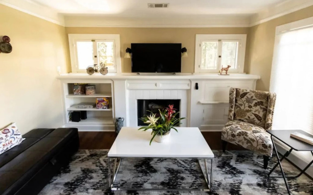 photo 3 of QUAINT UPDATED 2-BEDROOM HOUSE IN GLENDALE  (p2)