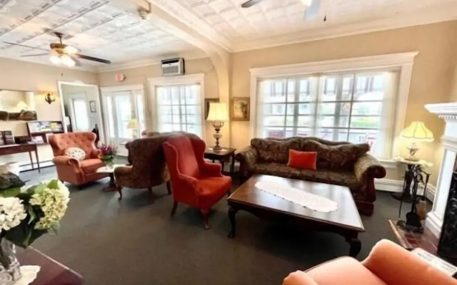 photo 2 of Quaker Inn