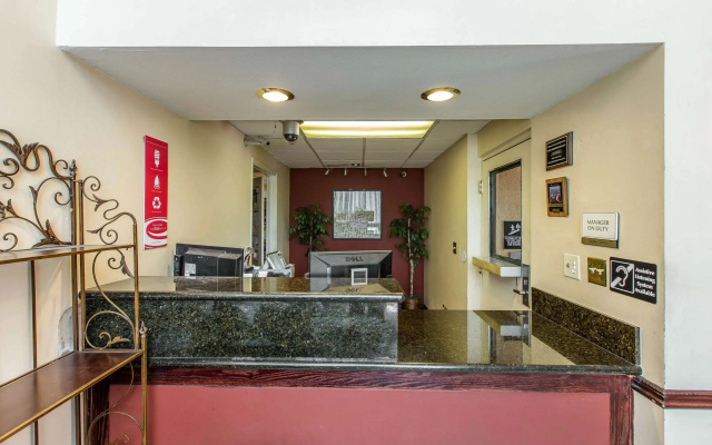 photo 2 of Econo Lodge Inn & Suites Riverside - Corona