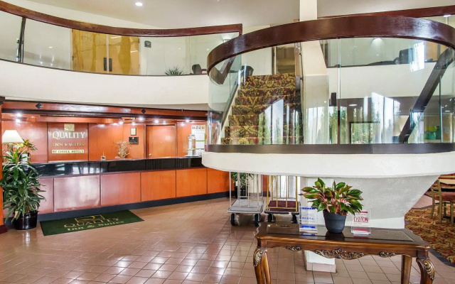 photo 2 of La Quinta Inn & Suites by Wyndham Miamisburg Dayton South
