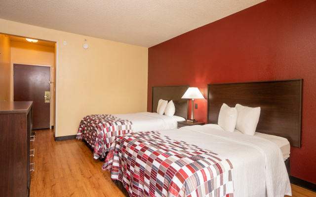 photo 3 of Red Roof Inn & Suites Indianapolis Airport