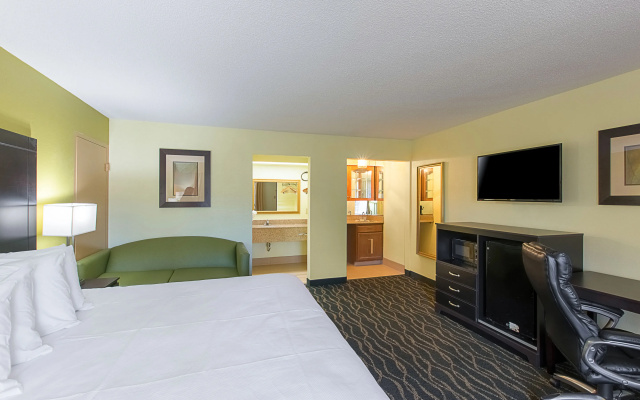photo 4 of Quality Inn & Suites Ft. Jackson Maingate