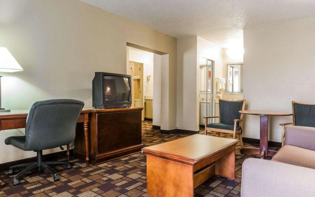 photo 2 of Econo Lodge Inn & Suites